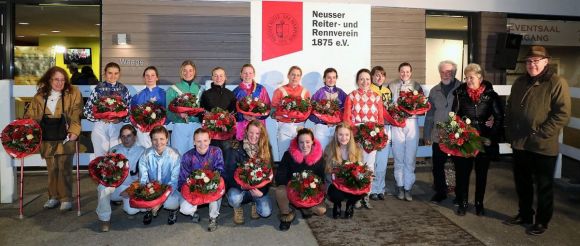 Gruppenbild nach dem Preis der Perlenkette 2017 in Neuss: Die Überraschungssiegerin Claudia Pawlak (im rot-weiß gerauteten Dress, 6. v. l.) mit den Ehrenpreisgebern Brigitte Sieberts und Peter Ritters und Rennvereinspräsident Jan Antony Vogel. Foto: Dr. Jens Fuchs