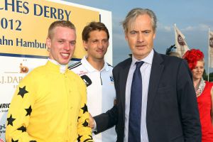 Carl-Edgar Jarchow, Vorstandschef vom HSV (rechts) und Oliver Schnakenberg bei der Siegerehrung zum Seejagdrennen