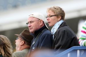 Catrin Nack und ihr Mann Jim Clark auf der Tribüne in Newmarket. www.galoppfoto.de