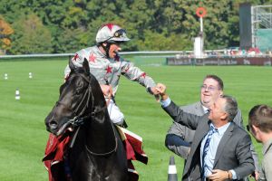 Dabirsim mit Frankie Dettori nach dem Sieg im Grand Criterium. www.galoppfoto.de