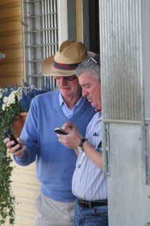 Die neue Handygeneration macht&amp;#039;s möglich: David O'Loughlin (links) und John O'Byrne fotografieren die Jährlinge höchstpersönlich. Foto: Claudia von der Recke