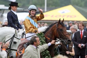 Der Derbysieger 2011 - Gestüt Ravensbergs Waldpark mit Jozef Bojko im Sattel und Trainer Andreas Wöhler am Zügel. www.galoppfoto