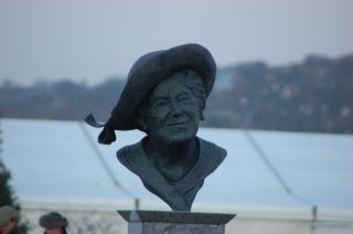 Die Büste von Queen Mum in Cheltenham. Foto: JJ Clarck