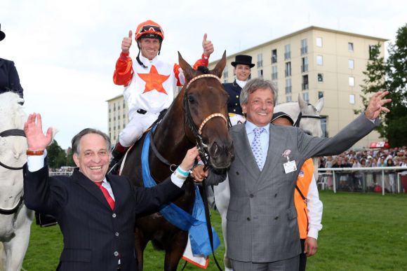 Pastorius nach dem Derby-Sieg mit Mario Hofer (Trainer), Terence Hellier (Jockey) und Franz Prinz von Auersperg (Besitzer). www.