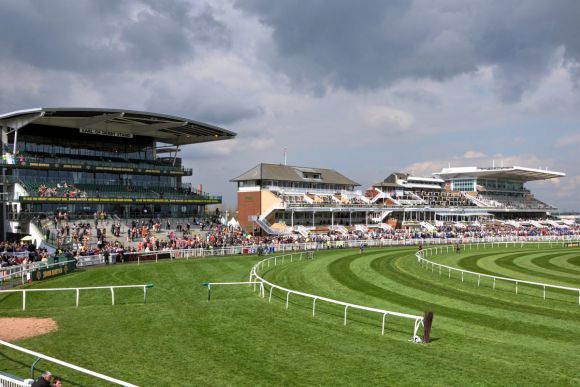 Die Rennbahn in Aintree: 70.000 Besucher waren allein beim Grand National dabei. Foto: John James Clark