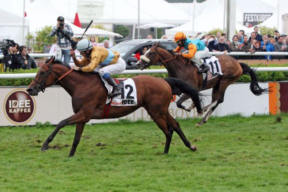 Die Wöhler-Pferde 1, 2: Gestüt Ravensbergs Waldpark (Jozef Bojko) vor Sunrace Stables' Earl of Tinsdal (Eduardo Pedroza) 