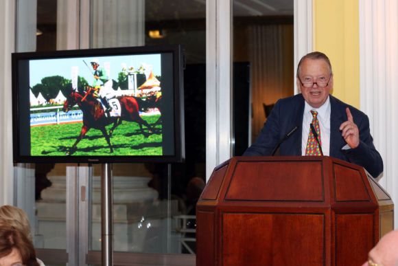 Von launig bis heiter: Dr. Arend Oetker, Besitzer des Vorjahressiegers Lucky Speed, hält die Derbyrede. www.galoppfoto.de - Frank sorge