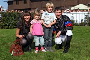 Jozef Bojko mit Freundin Annett Keller und den gemeinsamen Kindern Ruby Luise (links) und Lewin Bobby