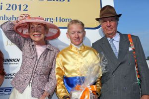 Edda und Albert Darboven mit Filip Minarik nach dem Sieg von Ovambo Queen im IDEE Hansa-Preis. www.galoppfoto.de - Frank Sorge