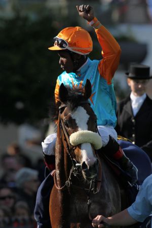 2011-05-01 Ein Erfolgsduo: Championjockey Eduardo Pedroza und Earl of Tinsal die Sieger im Frühjahrspreis. www.marcruehl.com