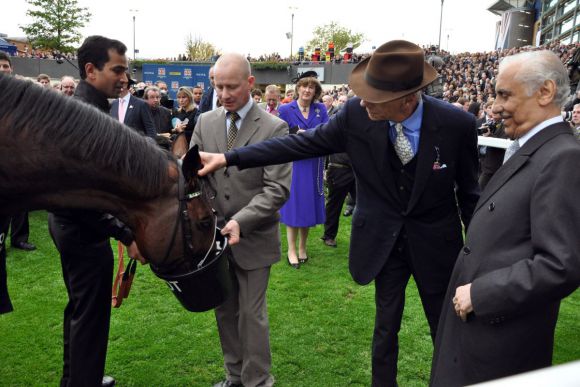 Frankel und der Siegerschluck aus dem Eimer: Mit Trainer Sir Henry Cecil und Besitzer Khalid Abdulla (3. u. 4. v. r.) nach seinem 14. und letzten Rennen. www.galoppfoto.de - John James Clark