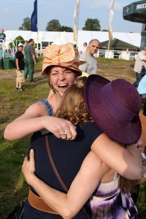 Frauen im Wettfieber - happy über den Gewinn. www.galoppfoto.de - Frank Sorge