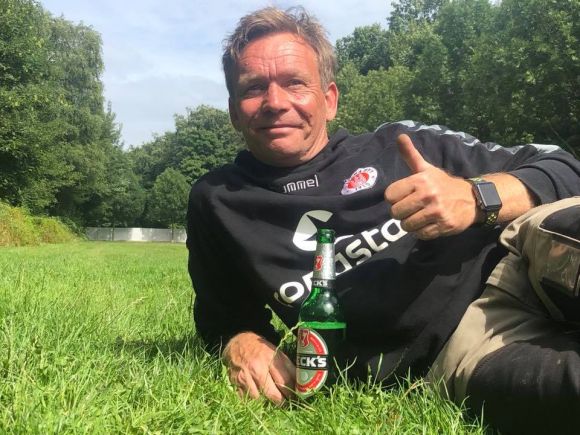 Hamburger "Greenkeeper": Geschafft ... alles wächst, alles im grünen Bereich. Sascha Wöhler auf dem Derby-Rasen, den er angerichtet hat. Foto: privat