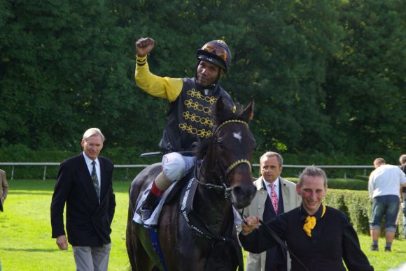 Gestüt Brümmerhofs Akua'da mit Eduardo Pedroza nach dem Erfolg in den RaceBets.com - German 1000 Guineas. www.dequia.de