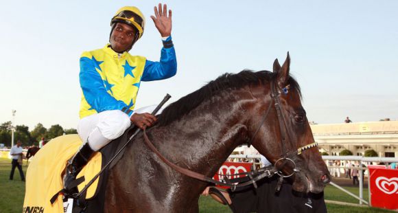 Jockey-Champion Eduardo Pedroza nach dem Sieg mit Govinda in der Hamburger Flieger-Trophy 2010. www.galoppfoto.