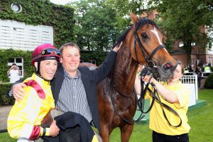 Gracia Directa mit Daniele Porcu und Trainer Dominik Moser nach dem Listentreffer in Hoppegarten