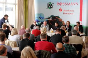 Großes Medienecho bei der Pressekonferenz in Hannover mit Neue Bult-Chef Gregor Baum und 96-Trainer Mirko Slomka