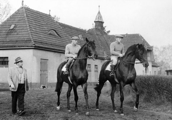 Historie anno 1955: Trainer Ewald Schneck beobachtet Egon Czaplewski auf Steinadler (Mitte) und Walter Genz auf Compagnon beim Training in Neuenhagen. www.galoppfoto.de - Archiv