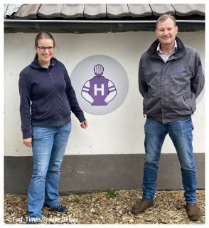 Seit zehn Jahren im Gestüt Höny-Hof: Theresa Lotz mit Simon Minch vor unseren Rennfarben im Trainingsquartier von Jean-Pierre Chippi Carvalho in Mülheim. ©Turf-Times/Frauke Delius