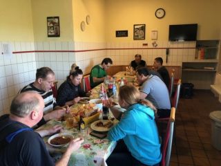 Gut versorge Menschen: Das gemeinsame Mittagessen hat im Team Auenquelle Tradition. Foto: dequia.de