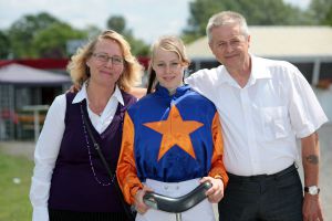 Jockey Sabrina Wandt mit ihren Eltern Marianne und Siegfried im Portrait. www.galoppfoto.de