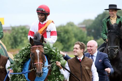 Der Derbysieger läuft im 147. Longines Großer Preis von Baden: Laccario mit Eduardo Pedroza und Besitzer Manfred Ostermann nach dem Sieg im IDEE 150. Deutschen Derby. www.galoppfoto.de - Frank Sorge