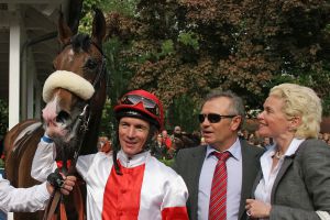 Leofilo mit Adrie de Vries, Trainer Waldemar Hickst und Sonja Wewering nach dem Sieg im Iffezheimer Derby-Trial