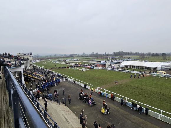 Blick vom Tribünendach auf das Geläuf in Ludlow. Foto: Karina Strübbe