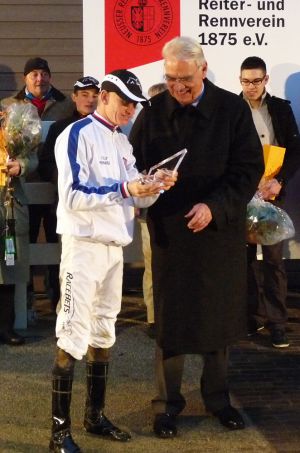 Direktoriumspäsident Albrecht Woeste gratuliert zum gewonnen Championat. Foto: Karina Strübbe