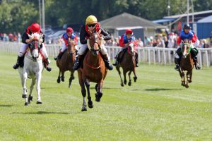 Montini mit Robin Weber gewinnt eines der beiden Hamburger Ponyrennen. www.galoppfoto.de - Frank Sorge