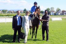 Petra Stucke kam durch den 'Tag der Gestüte' zum eigenen Rennpferd, das gleich richtig durchstartete: Namos mit Wladimir Panov, der stolzen Besitzerin und Trainer Dominik Moser nach dem Sieg in der Silbernen Peitsche. www.galoppfoto.de  -Sarah Bauer