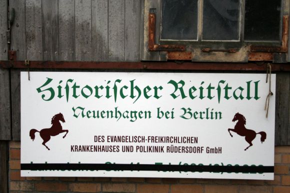 Dieses Schild gibt es auch heute noch: Historischer Reitstall Neuenhagen bei Berlin. www.galoppfoto.de - Frank Sorge