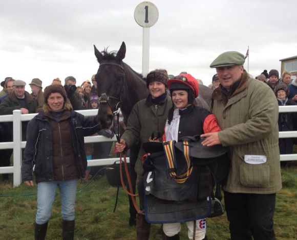 Paul Nicholls und seine Tochter Megan nach Gwanakos Sieg. Foto: Sarah Baker