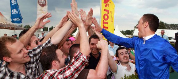 Jockey Frankie Dettori und seine englischen Fans feiern nach dem Grossen Preis von LOTTO Hamburg 2010. www.galoppfoto.de