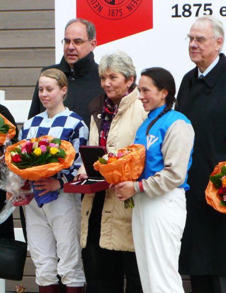 Sabrina Wandt und Paula Flierman, die Gewinnerinnen der Perlenkette 2011. Foto Karina Strübbe