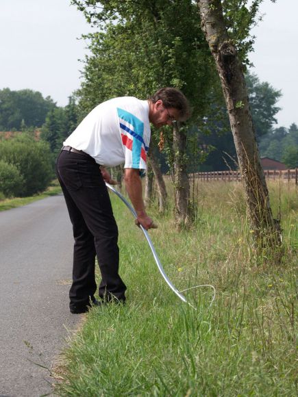 Wir sind auf dem Lande, da muss man auch die Sense schwingen. www.dequia.de