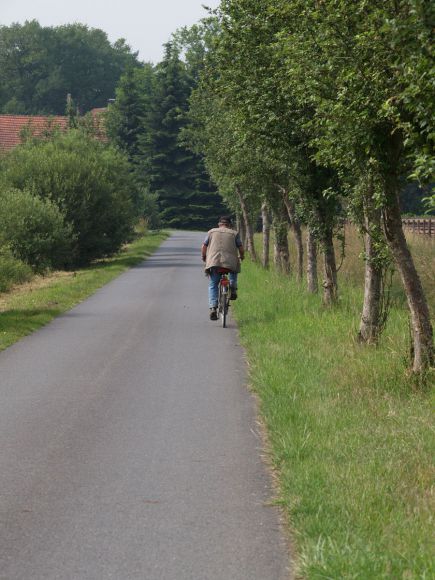 "Co"-Trainer Rau auf dem Weg zur Aussichtspunkt der Rennbahn. www. dequia.de