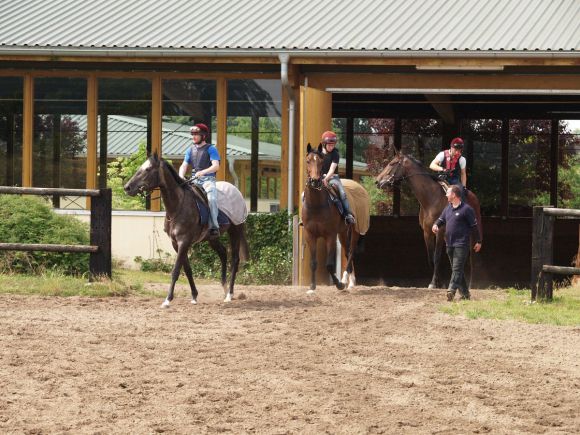 Raus aus der Halle, jetzt geht es zur Trainingsbahn. www.dequia.de