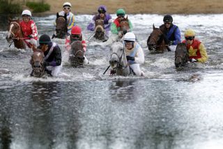 Bester Schwimmer: Pferde und Jockeys beim Seejagdrennen - der spätere Sieger Falconettei mit Cevin Chan ganz rechts. www.galoppfoto.de - Frank Sorge