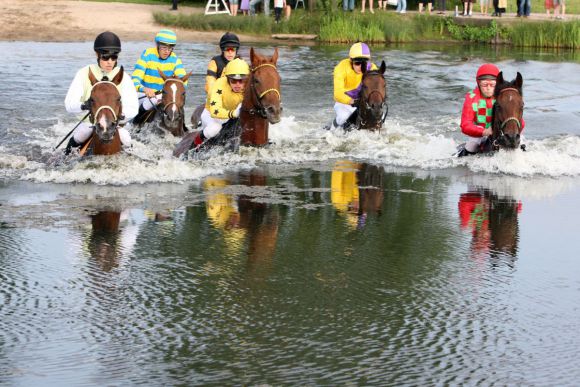 Pferde und Jockeys im Seejagdrennen. www.galoppfoto.de - Frank Sorge