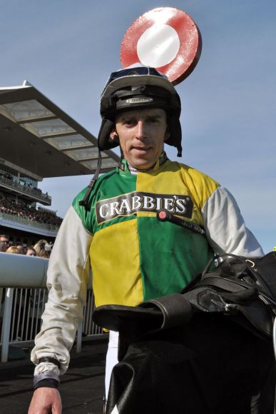 Gewann das Grand National zum zweiten Mal in Folge: Jockey Leighton Aspell. www.galoppfoto.de - John James Clark