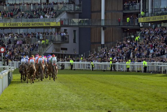 Rappelvolle Tribünen: Rund 150.000 Zuschauer kamen nach Aintree. www.galoppfoto.de - John James Clark