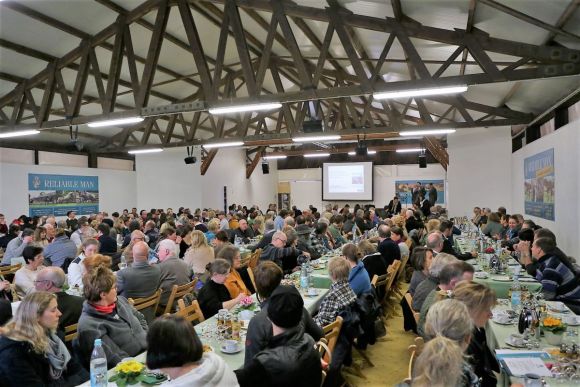 Alle Plätze in der Deckhalle belegt