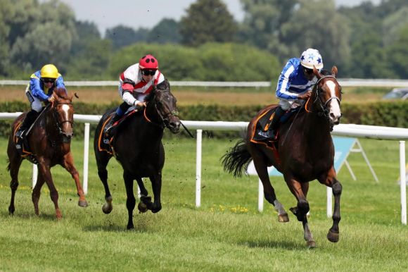 Ittlingen Derby Trial in Baden-Baden: Jaber Abdullahs Royal Youmzain (Eduardo Pedroza) ist überlegen, auf den Plätzen landen Theo und der gleichfalls im Derby laufende Guiri (Filip Minarik) in den blau-gelben Farben des Stalles Ullmann. Foto: Dr. Jens Fuchs