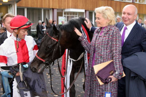 Nach dem Sieg im Preis von Europa: Scalo mit Jockey Olivier Peslier, Sonja Wewering und Manfred Ostermann. www.galoppfoto.de - Sandra Scherning