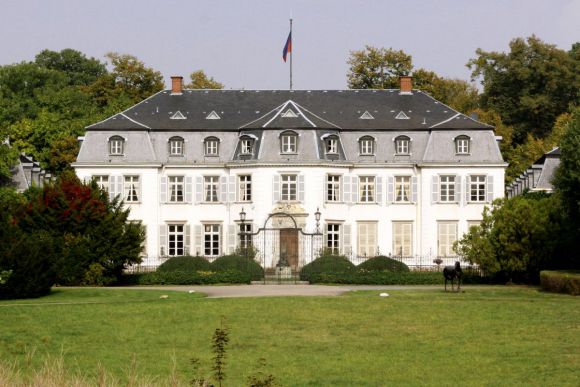 Repräsentiert den Glanz und die Gloria vergangener Zeiten: Schloss Schlenderhan ist Mittelpunkt des gleichnamigen Traditionsgestüts in Bergheim. www.galoppfoto.de - Sandra Scherning