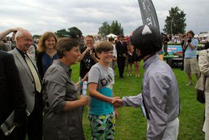 Shake-Hands mit Girolamos Jockey Andrasch Starke: "Ich habe ihm einen guten Ritt gewünscht!" www.dequia.de