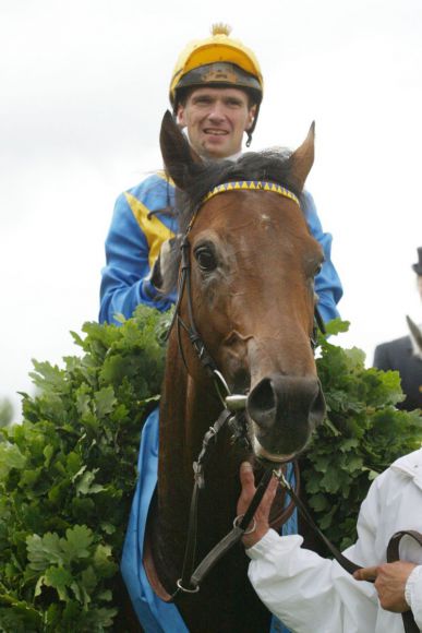 Shirocco mit Andreas Suborics gewinnt das BMW 135. Deutsches Derby 2004. www.galoppfoto,.de