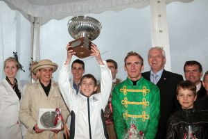 Siegerehrung für das Team vom Gestüt Bona und Jockey Andrasch Starke für den Sieg von Lagalp im Hanshin-cup. www.galoppfoto.de 