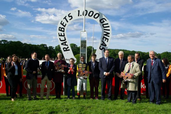 Siegerehrung nach den RaceBets.com - 93. German 1000 Guineas: Siegerin Akua'da mit Eduardo Pedroza für das Gestüt Brümmerhof von Julia und Gregor Baum. www.dequia.de